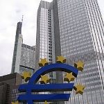 Foto van Europese Centrale Bank met gedeeltelijke euroteken ervoor