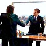 twee zakenmannen schudden hand in kantoor