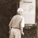 Man op leeftijd beziet plattegrond met koptekst "Pensioen"