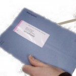 Aangiftebiljet die geopend wordt met briefopener